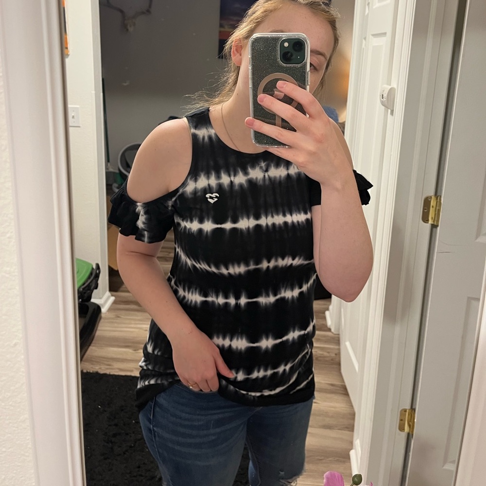 Black tie dye Billabong short sleeve cold shoulder top (large)